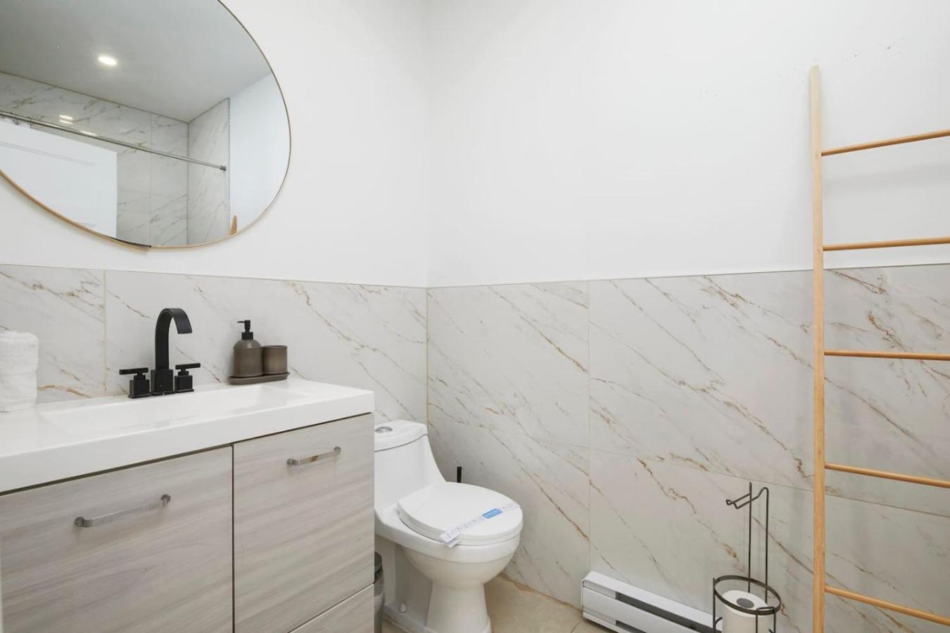 Appartement Contemporary 2br Retreat In Mtl Village *