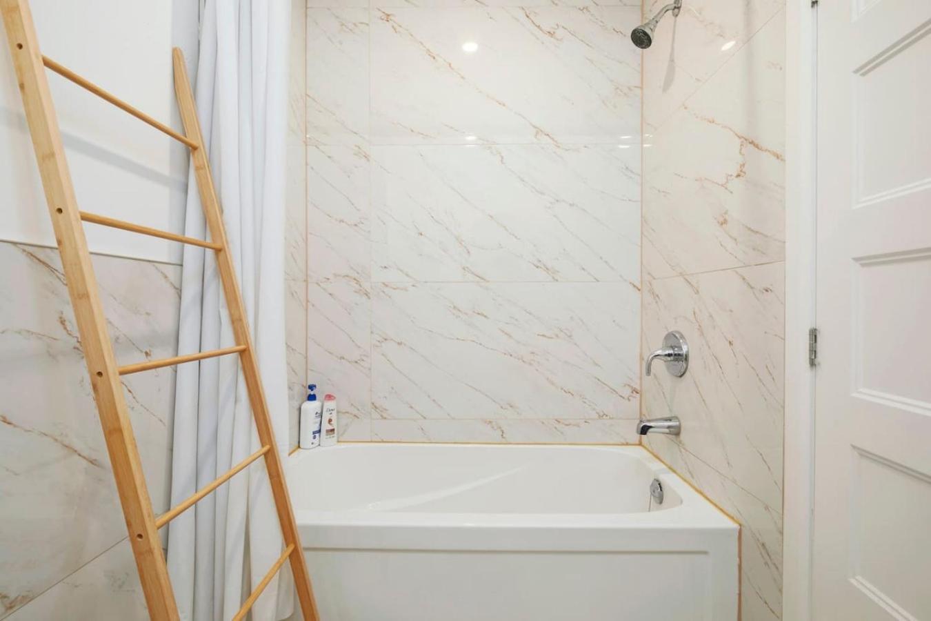 Contemporary 2br Retreat In Mtl Village
